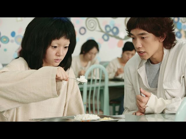 【妮子电影解说】#机器人之恋 女孩把自己当机器人,不吃饭靠电池充电生存